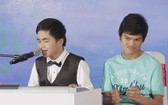 視障少兒小傑去年中秋晚會表演彈琴節目備受好評。