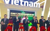 王廷惠副總理與廣西領導為越南館主持開幕剪綵。
