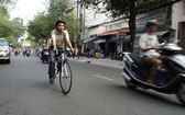 目前,騎自行車上班是許多人的選擇。