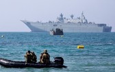 澳洲海軍兩棲攻擊艦阿德萊德號(後)抵達莫爾茲比港。(圖源:互聯網)