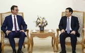 政府副總理王廷惠(右)接見經濟合作與發展組織(OECD)、國家多邊複查報告(MDCR)制定部門經理簡‧萊蘭德爾。(圖源:越通社)