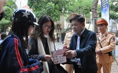 交通運輸部長阮文體直接向家長們宣傳有關參加交通時戴安全帽以保護兒童的必要性。(示意圖源:互聯網)