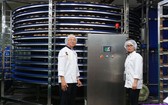 亞洲餅家總經理高肇力(左)視察全自動設備的生產情況。