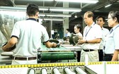 李玉明總經理(右三)與員工一起研發生產養生瓷鍋。