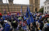 英國倫敦民眾在議會大廈外揮舞旗幟和標語牌。(圖源:新華社)