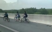 3名少年在本市-隆城-油曳高速公路上騎自行車。(圖源:N.K)