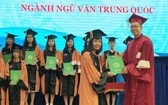 中國語文學系副主任張家權頒發畢業證書。