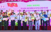 同塔省委昨(17)日舉行向2019年在學習和傚法胡志明的思想、道德、作風中的傑出集體和個人進行表彰、獎勵儀式。(圖源:同塔電視台)