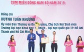 模範青年獲頒授胡志明共青團中央獎狀。(圖源:市黨部新聞網)