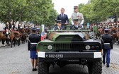 法總統馬克龍乘敞篷指揮軍車拉開閱兵序幕。(圖源:路透社)