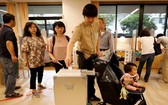 日本民眾對2019年日本參議院選舉進行投票。(圖源:路透社)