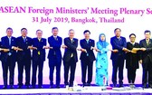 范平明副總理(右五)與東盟外長在AMM-52全體會議上。(圖源:越通社)