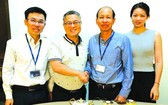 大發餅家總經理許玉林(左二)與華人明隆陶瓷企業家合作。