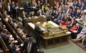 英首相約翰遜(中)在英國議會下院發言。(圖源:新華社)