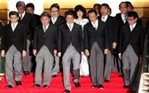9月11日,在日本東京首相官邸,日本首相安倍晉三(前排中)率閣僚走下樓梯,準備合影。(圖源:新華社)