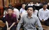出庭受審的被告人阮明雄(前左)和武孟強(前右)。(圖源:越通社)