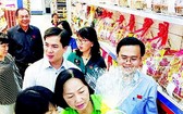 消費者選購節禮品籃。
