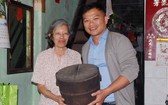 陳麗英老師(左)把放在家裡逾80年歷史的木製飯桶贈送給麒麟(右)。