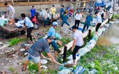 第二郡民眾用沙包防水淹。(圖源:緣潘)