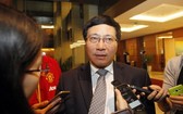 政府副總理、外交部長范平明接受記者採訪。(圖源:清絨)