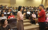 大學生與大發餅家總經理許玉林(右)交流。