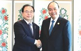 政府總理阮春福(右)接見釜山市市長吳巨敦。(圖源:越通社)