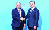 政府總理阮春福(左)與韓國總統文在寅合影。(圖源:越通社)