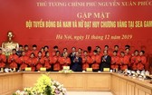阮春福總理(中)與男子隊合照。(圖源:互聯網)