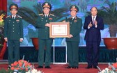 阮春福總理(右一)見證國防部領導獲頒授一等軍功勳章。(圖源:越通社)