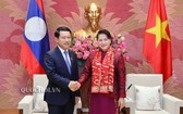 國會主席阮氏金銀(右)接見老撾外交部長沙倫塞‧貢馬西。(圖源:Quochoi.vn)