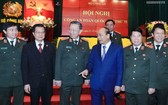阮春福總理(右三)與公安部領導交談。(圖源:VGP)