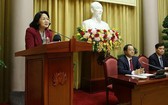 國家副主席鄧氏玉盛(左)在會議上發言。