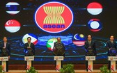 政府總理阮春福(中)與各代表啟動開通東盟網頁。(圖源:Zing)
