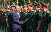 阮春福總理(前左)同第五軍區司令部幹部親切握手,互致問候。(圖源:光孝)