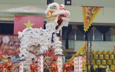 醒獅上梅花樁。