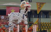 醒獅上梅花樁。