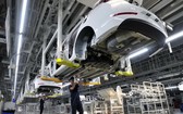 工人在工廠總裝車間生產線上工作。(圖源:互聯網)