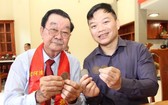 張興盛先生(左)向“西堤華人文化陳列室”成立計劃捐贈古銀元。
