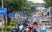 西貢橋底交岔處附近的阮文商街路段由於維修項目的圍蔽而引起交通堵塞。(圖源:嘉明)