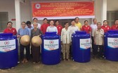 第五郡紅十字會和穗城、溫陵會館代表向貧戶移交水塔。