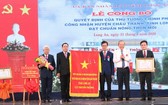 受國家主席的委託,政府常務副總理張和平向州城縣黨部、政府和人民頒授三等勞動勳章。(圖源:越通社)