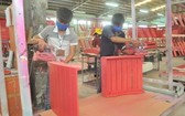 家具製造企業因出口訂單銳減而面臨許多困難。