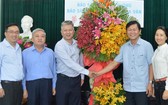 市民族處祝賀本報幹部、職工節日快樂。