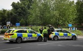 警察在持刀襲擊事發地外警戒。(圖源:新華社)