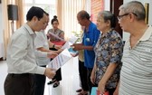 第五郡郡委書記阮文孝向貧困戶頒發住房重修經費。