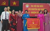 第五郡勵學會獲越南勵學會頒贈錦旗。