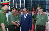 阮春福總理與公安幹部交流。(圖源:越通社)