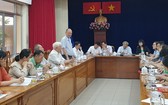 穗城會館理事長盧耀南向新聞媒體介紹各會館的元宵節特色。