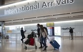 英國4日公佈入境免隔離名單10日起生效,越南名列其中。圖為倫敦希斯洛機場入境大廳。(圖源:AP)