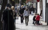 7月17日,人們戴著口罩走在阿根廷布宜諾斯艾利斯街頭。(圖源:新華社)